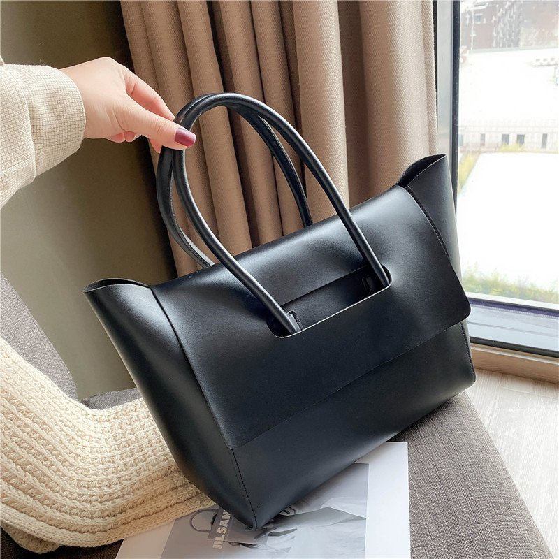 Large-capacity commuter tote bag