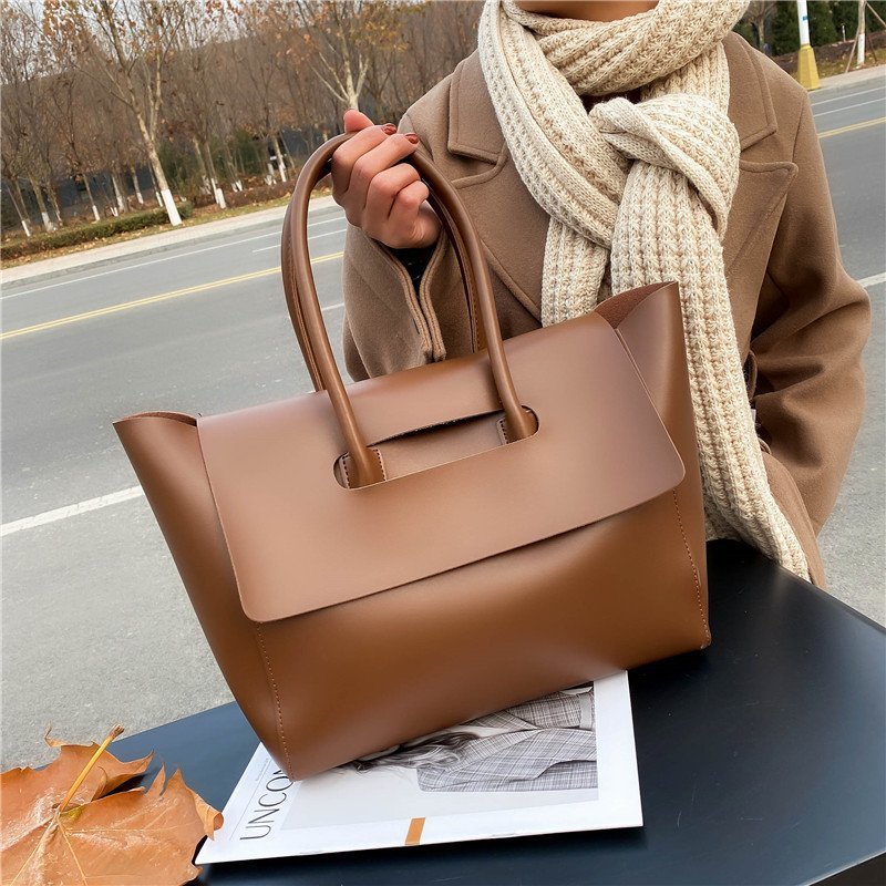 Large-capacity commuter tote bag