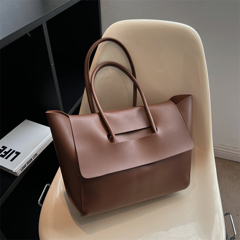 Large-capacity commuter tote bag