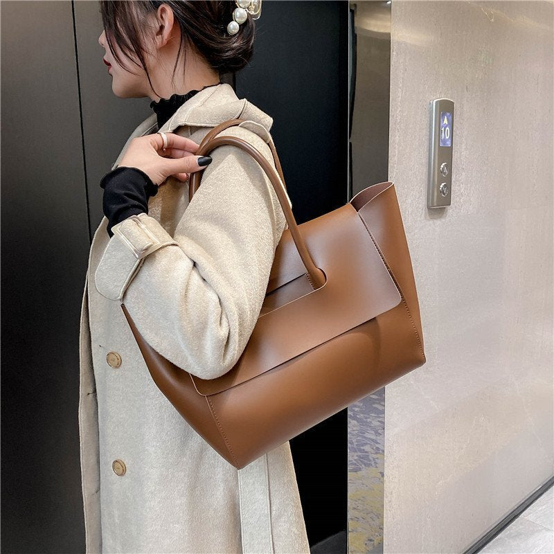 Large-capacity commuter tote bag
