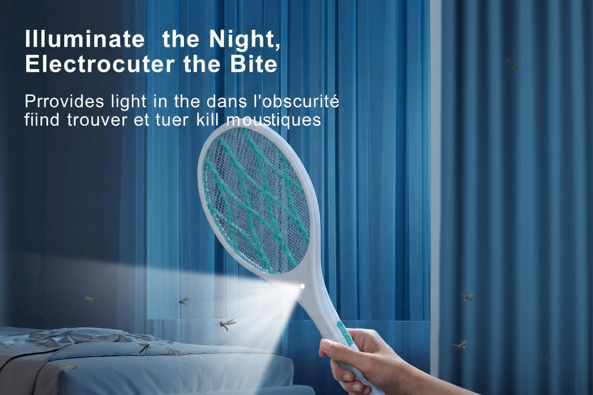 A hand holds a white electric mosquito trap racket with a green grid and built-in flashlight in a bedroom at night, casting a beam of light toward a bed. French text appears at the top describing the product's function.