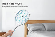 A hand holds a white electric mosquito trap racket with blue grid lines in a bedroom setting. French text at the top reads 'Taux élevé 4000V Élimination Rapide des Moustiques', and a feature icon bar at the bottom lists mites, mosquitoes, fruit flies, and bed bugs.