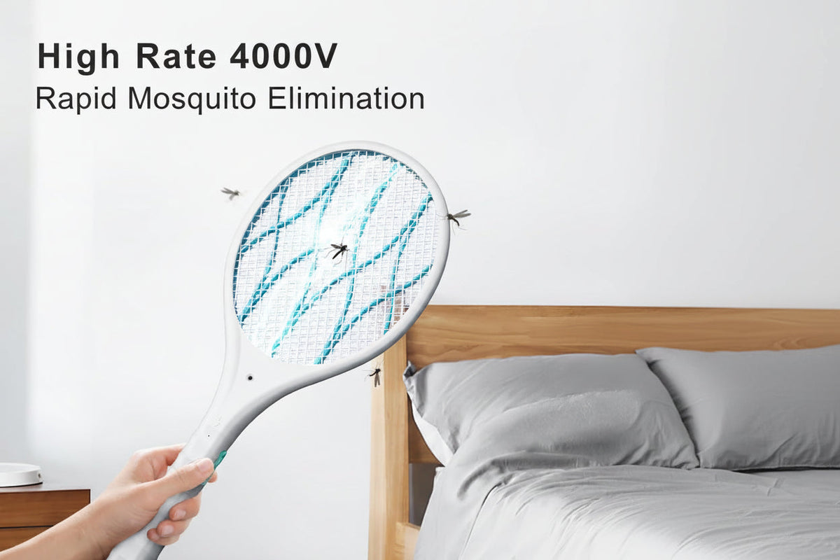 A hand holds a white electric mosquito trap racket with blue grid lines in a bedroom setting. French text at the top reads 'Taux élevé 4000V Élimination Rapide des Moustiques', and a feature icon bar at the bottom lists mites, mosquitoes, fruit flies, and bed bugs.