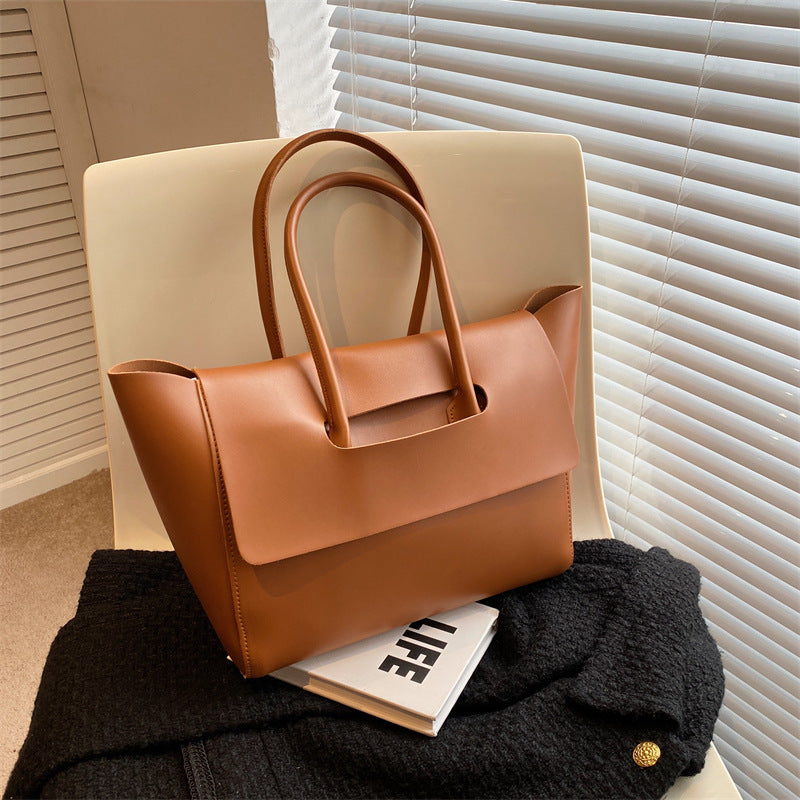 Large-capacity commuter tote bag