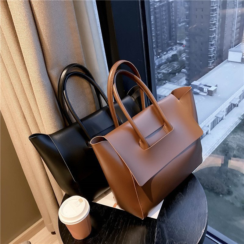 Large-capacity commuter tote bag
